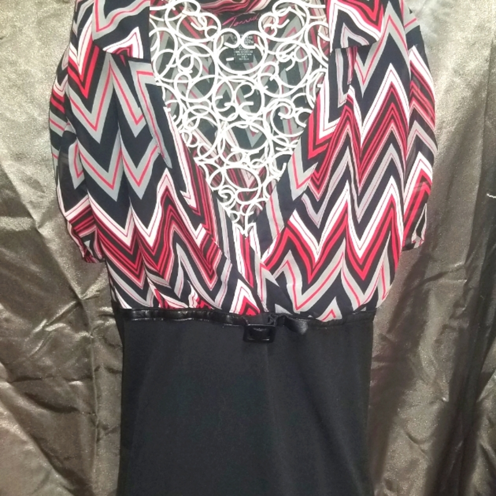 Torrid ss, sz 2 belted top red black white